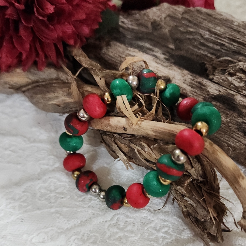 Wooden Beaded Stretch Bracelet in Red and Green